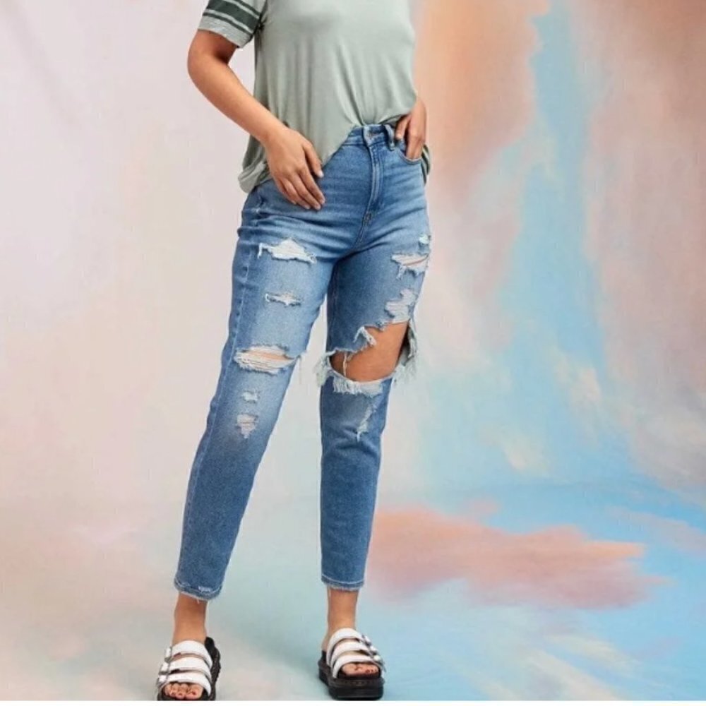 American Eagle Women's Sz 4 Regular Curvy Mom Jean Medium Wash Destroyed Stretch